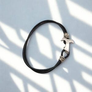 Bracciale in cuoio e segno TAU in Argento 925 rodiato.