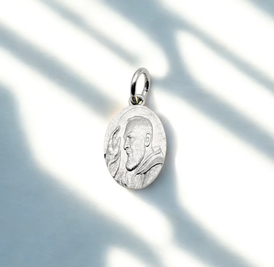 Medaglia volto Padre Pio in Argento 925 rodiato.
