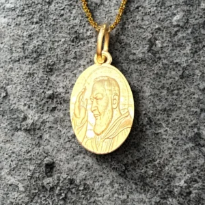 Medaglia volto Padre Pio in Argento 925 placcata in oro giallo.