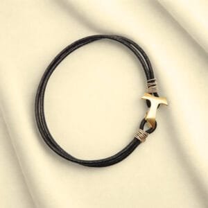 Bracciale in cuoio e segno TAU in Argento 925 placcato in oro giallo.