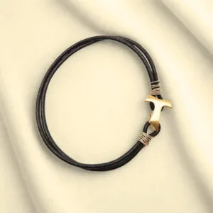 Bracciale in cuoio e segno TAU in Argento 925 placcato in oro giallo.