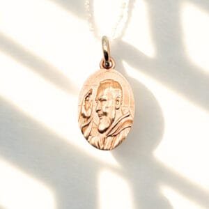 Medaglia volto Padre Pio in Argento 925 placcata in oro rosa.
