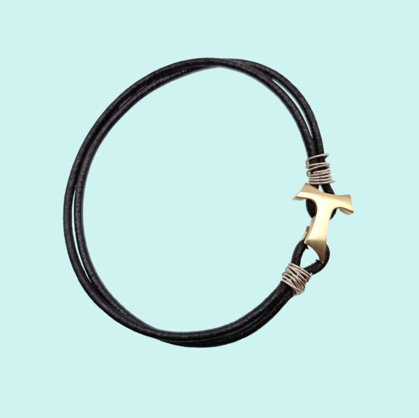 Bracciale in cuoio e segno TAU in Argento 925 placcato in oro giallo.