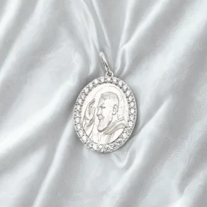 Medaglia Volto Padre Pio in Argento 925 rodiato con zirconi bianchi.