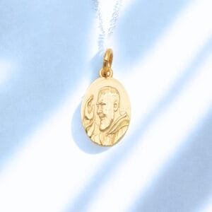 Medaglia volto Padre Pio in Argento 925 placcata in oro giallo.