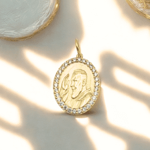 Medaglia Volto Padre Pio in Argento 925 placcata in oro giallo con zirconi bianchi.