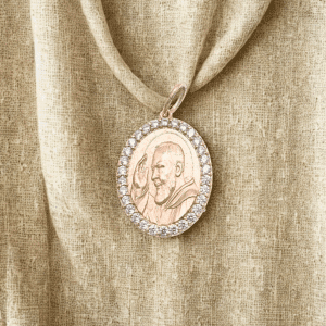 Medaglia Volto Padre Pio in Argento 925 placcata in oro rosa con zirconi bianchi.