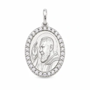 Medaglia ovale Padre Pio con zirconi in argento 925 rodiato, 2,2 cm su sfondo bianco